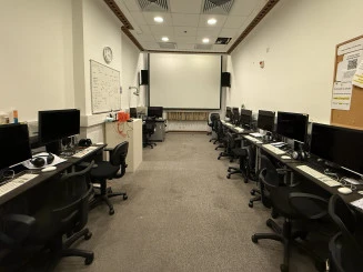 2号剪接室 (配备AVID Media Composer Ultimate, Pro Tools, Adobe Creative Cloud, Davinci Resolve)